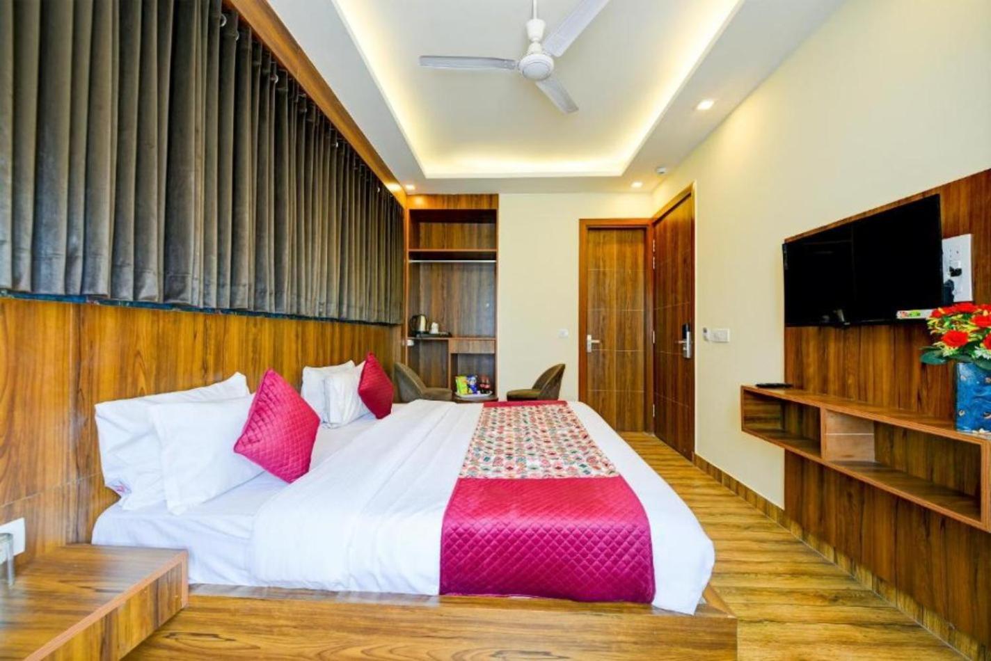 Rosewood Suites A Family Hotel Near Delhi Airport Nové Dillí Exteriér fotografie